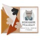 Schachtel mit drei dreieckigen Stoff-Katzenspielzeugen und Etikett mit Hipster-Katzenillustration mit der Aufschrift 'KATER KASIMIR Mausbert'