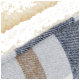 Gros plan d'une couverture douce pour animal avec doublure en polaire crème et extérieur en tissu à carreaux bleu, gris et marron.