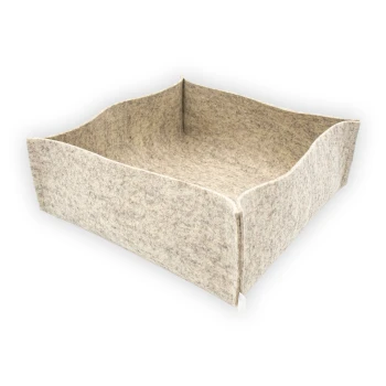 Ein weiches, rechteckiges Haustierbett aus hellgrauem Filz mit leicht erhöhten Rändern, entworfen für Komfort und Stil.