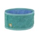 Eine türkisfarbene Haustierschüssel mit einem hellblauen Innenraum, mit einem subtilen abstrakten Muster und einem kleinen Logo eines Hundes an der Seite.