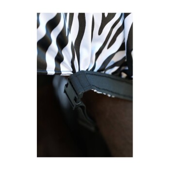 Nahaufnahme eines schwarz-weißen, zebra-gestreiften Haustiergeschirrs mit einer Kunststoffschnalle, das die Stoff- und Befestigungsdetails zeigt.