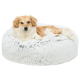 Ein gemütliches, rundes Hundebett aus weichem grauen Fell, auf dem ein kleiner Hund bequem ruht.