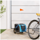 Ein Haustieranhänger mit einem blauen und grauen Design, mit einer kleinen orangefarbenen Fahne, geparkt neben einem Fahrrad auf einer Steinpatio.