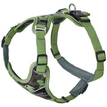 Grünes Camouflage-Hundegeschirr mit verstellbaren Riemen und einem metallenen D-Ring zur Leinenbefestigung.