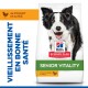Nourriture pour chiens Hill's Science Plan Senior Vitality au poulet et riz, avec un chien noir et blanc heureux sur l'emballage.