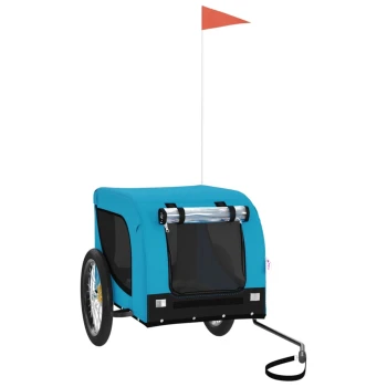 Ein blauer Haustieranhänger mit einem Netz vorne, zwei Rädern und einer Sicherheitsflagge oben, entworfen für den Transport von Haustieren.