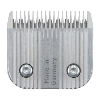 Lame de tondeuse pour animaux de compagnie en métal avec des dents fines, gravée "Made in Germany" sur le côté.