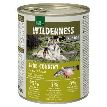 WILDERNESS Senior True Country Huhn & Lachs 6x800 g Nourriture pour animaux en conserve "Wilderness Senior" avec un loup sur l'étiquette ; 95 % de poulet et de saumon, 5 % de fruits et d'herbes, sans grains ajoutés.