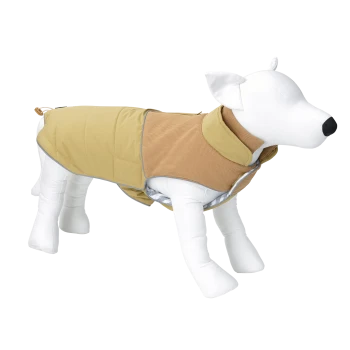 Ein weißes Hundemanikin, das einen beige-braunen isolierten Hundemantel trägt, zeigt ein stilvolles Design für Haustierbekleidung.