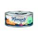 Katzenfutterdose mit einer sich entspannenden orangefarbenen Katze, beschriftet mit "Momente zum Genießen," mit dem Text "Thunfisch mit Sardinen" und einem Qualitätssiegel.