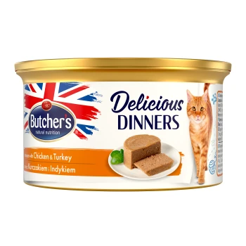 Delicious Dinners Cat mus 24x85g z indykiem i kurczakiem Puszka karmy dla kotów Butcher's Delicious Dinners z złotą pokrywką, talerzem z musem i pomarańczowym kotem obok.