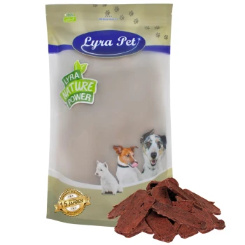 Lyra Pet Hundeleckerlis-Packung mit dem Text "Lyra Nature Power" und Bildern eines Hundes, einer Katze und eines kleinen Hundes, mit Leckerlis davor.