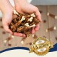 Hände halten knochenförmige Hundeleckerlis mit einem "Beste Qualität"-Abzeichen und "15 Jahre", was über 15 Jahre vertrauenswürdige Qualität anzeigt.