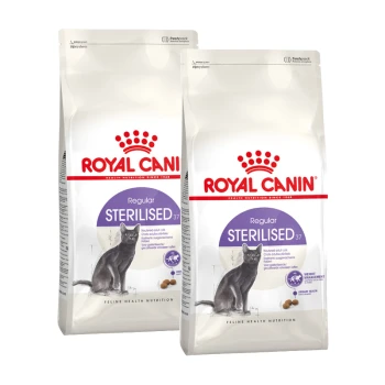 Zwei Tüten Royal Canin Regular Sterilised Katzenfutter, mit einer grauen Katze auf der Vorderseite, die die Gesundheitsernährung für Katzen betont.