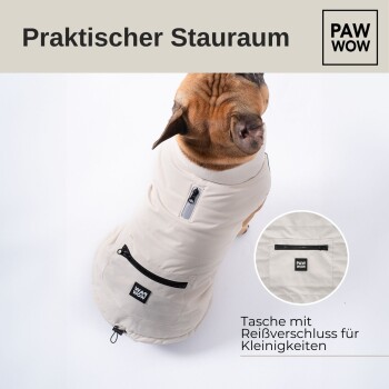 Ein Hund in einer beigen Jacke mit einer Reißverschlusstasche, beschriftet mit "PAW WOW," mit Text über praktische Aufbewahrung für kleine Gegenstände.