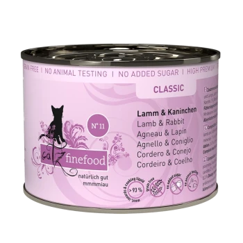 Een blik kattenvoer gelabeld "Catz Finefood Classic" met lamsvlees en konijn, met een roze ontwerp en tekst in meerdere talen.