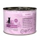 Eine Dose Katzenfutter mit der Aufschrift "Catz Finefood Classic", die Lamm und Kaninchen enthält, mit einem rosa Design und Text in mehreren Sprachen.