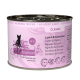 Eine Dose Katzenfutter mit der Aufschrift "Catz Finefood Classic", die Lamm und Kaninchen enthält, mit einem rosa Design und Text in mehreren Sprachen.