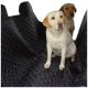 Zwei gelbe Labrador Retriever, die auf einem schwarzen, gesteppten Autositzbezug sitzen, der für den Schutz und Komfort von Haustieren konzipiert ist.