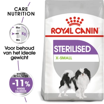Royal Canin Sterilised X-Small hondenvoer zak met een illustratie van een kleine zwart-witte hond en tekst over voeding en -11% calorieën.