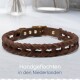 Geflochtenes braunes Lederhundehalsband mit goldenen Beschlägen, mit dem Text "Handgeflechten in den Niederlanden" am unteren Rand.