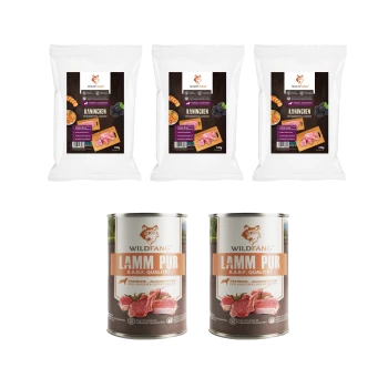 Drei Packungen und zwei Dosen Wildfang Haustierfutter, jeweils mit der Aufschrift „Kaninchen“ und „Lamm Pur“.