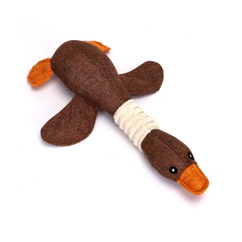 Ein plüschiges Hundespielzeug in Form einer Ente, mit einem braunen Körper, orangefarbenem Schnabel und Flügeln, aus strukturiertem Stoff und gestickten Augen.