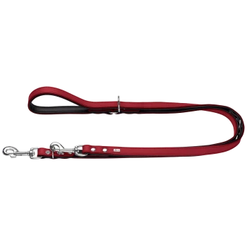 Rote Leder-Hundeleine mit schwarzer, gepolsterter Unterseite, silbernem Metallkarabiner und Ringen, kleinem weißen Anhänger mit Text.