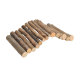 Eine Sammlung von natürlichen Holzstöcken, die in einer gebogenen Formation angeordnet sind, ideal für kleine Haustiere zum Kauen oder Spielen.