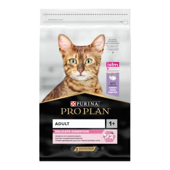 Un sac de nourriture pour chat Purina Pro Plan avec une image de chat Bengal, étiqueté "Adulte" et "Digestion délicate", avec de la dinde comme ingrédient principal.