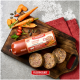 Fleischeslust 'Zartes Rind' (Tender Beef) Futterrolle, drei geschnittene Scheiben auf einem Holzbrett mit Karotten und Samen.