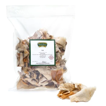Kaninchenhaut mit Fell 10 cm 500 g Eine transparente Tüte mit getrockneten Tierhaarsnacks für Hunde, mit der Aufschrift "Masterfeed", mit Nährwertangaben, die 80% Protein und 20% Fett enthalten.