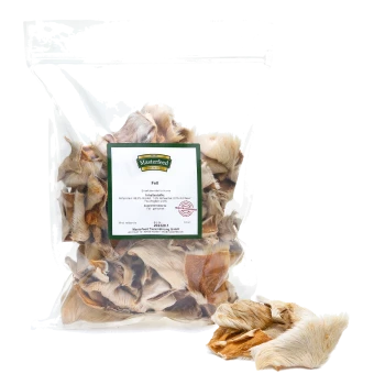 Eine transparente Tüte mit getrockneten Tierhaarsnacks für Hunde, mit der Aufschrift "Masterfeed", mit Nährwertangaben, die 80% Protein und 20% Fett enthalten.