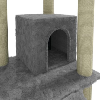 Grauer Plüsch-Katzenbaum mit einem gemütlichen Höhleneingang und zwei mit Sisal umwickelten Kratzpfosten.