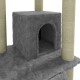 Grauer Plüsch-Katzenbaum mit einem gemütlichen Höhleneingang und zwei mit Sisal umwickelten Kratzpfosten.