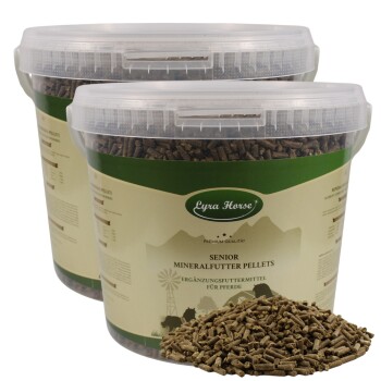 Zwei Kunststoffbehälter mit Lyra Horse Senior Mineralfutter-Pellets und einem Haufen brauner Futtermittelpellets davor