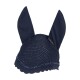 Marineblaues Pferdeohrenhaube mit Netzstoff und weichen Ohrabdeckungen, mit einem dekorativen gewellten Rand und gesticktem Logo.