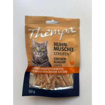 Thempa Katzen-Leckerli-Tütchen mit Katzenfoto; Text 'HUHN-MUSCHEL-STREIFEN / CHICKEN-SCALLOP STRIPES' und '50 g'.