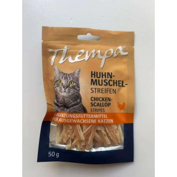 Thempa Katzen-Leckerli-Tütchen mit Katzenfoto; Text 'HUHN-MUSCHEL-STREIFEN / CHICKEN-SCALLOP STRIPES' und '50 g'.