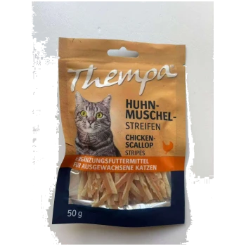 Thempa Katzen-Leckerli-Tütchen mit Katzenfoto; Text 'HUHN-MUSCHEL-STREIFEN / CHICKEN-SCALLOP STRIPES' und '50 g'.