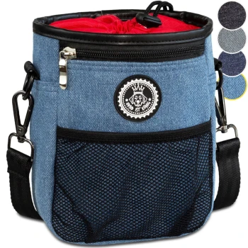 ® Premium Leckerlibeutel für Hunde | Robuster Futterbeutel Hunde mit viel Stauraum hellblau Blaue Jeans-Haustier-Leckerlitasche mit einem roten Kordelzug, schwarzem Netzfach und einem Logo-Patch; enthält einen abnehmbaren Riemen.