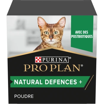 Emballage de poudre complémentaire pour chats Purina Pro Plan Natural Defences + présentant un chat Bengal sur le devant et un texte indiquant "avec des postbiotiques."