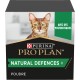 Emballage de poudre complémentaire pour chats Purina Pro Plan Natural Defences + présentant un chat Bengal sur le devant et un texte indiquant "avec des postbiotiques."