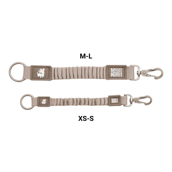 Zwei beige Bungee-Leinenverlängerungen mit O-Ring und Karabinerhaken; beschriftet mit M-L und XS-S, mit Max & Molly-Logo.
