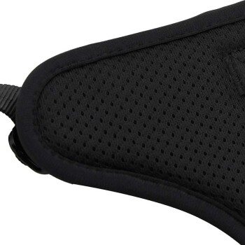 Nahaufnahme eines rosa Haustiergeschirrverschlusses mit schwarzen Akzenten, der verstellbare Riemen und einen sicheren Verschlussmechanismus zeigt.