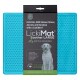 LickiMat Soother LARGE in Blau, entworfen, um Haustiere zu unterhalten und Stress zu reduzieren. Der Text hebt die Vorteile für alle Größen und Rassen hervor.