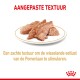 Een bord met zachte, gestructureerde hondenvoedingsstukjes, met de tekst 'Aangepaste Textuur' en een beschrijving voor het stimuleren van de eetlust van een Pomeriaan.