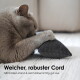 Graue Katze hält ein dunkles Cord-Spielzeug auf einem hellen Teppich; sichtbarer Text: "Weicher, robuster Cord".