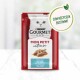 Purina Gourmet Mon Petit Intense Katzenfutterbeutel mit einer weißen Katze, mit Text, der angibt, dass es Thunfisch enthält und recycelbar ist.