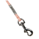 Eine Nahaufnahme einer rosa geflochtenen Hundeleine mit einem silbernen Metallclip, die ein graues Etikett mit der Aufschrift 'Antone' trägt.